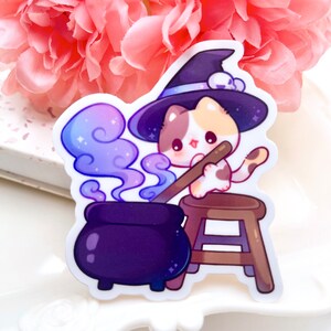 Naklejka winylowa Potion Witch Kitty wodoodporna | Halloween Kawaii Chibi Art Kitten Animal | Cartoon Calico Pet Breed Gift | Naklejka na laptopa