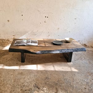 Stolik kawowy z drewna Live Edge Wood Slab w stylu japońskim, meble japońskie, niski stolik kawowy z odzyskanego drewna, stolik kawowy Wabi Sabi, meble industrialne