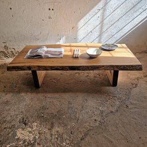 Stolik kawowy z drewna Live Edge Wood Slab w stylu japońskim, meble japońskie, niski stolik kawowy z odzyskanego drewna, stolik kawowy Wabi Sabi, meble industrialne