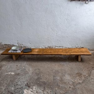 Tavolo basso in legno massello con mensola rustica lunga da esposizione