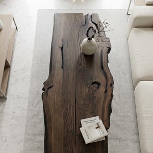 Großer Couchtisch, Couchtisch aus Altholz, Organische Möbel, Moderner Wohntisch, Funktionale Kunstmöbel, Designstück für Inneneinrichter