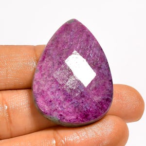 Naturlig rubin, zoisitkristall, rosa slipad rubin, 37 x 26 x 7 mm, storlek: rubin, polerad på båda sidor, platt baksida