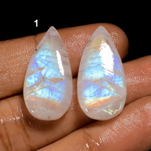 Paire de pierres de lune arc-en-ciel naturelles, pierres précieuses bleu feu, paire de cabochons de pierre de lune en vrac pour la fabrication de boucles d'oreilles (les paires comme sur la photo)