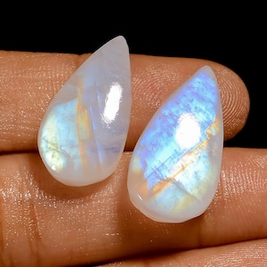 Paire de pierres de lune cabochon arc-en-ciel de feu Paire de pierres de lune de 23 x 12 x 6 mm en forme de goutte