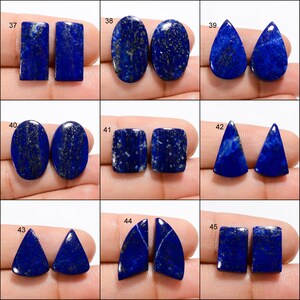 Op de afbeelding: Set van 9 paar Lapis Lazuli cabochons in verschillende vormen en maten, waaronder ovaal, vierkant, druppelvormig en driehoekig. De stenen zijn diepblauw met gouden vlekken.