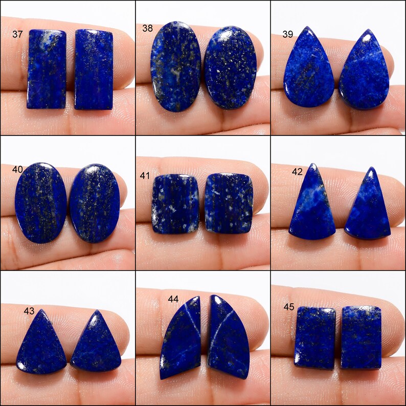 Op de afbeelding: Set van 9 paar Lapis Lazuli cabochons in verschillende vormen en maten, waaronder ovaal, vierkant, druppelvormig en driehoekig. De stenen zijn diepblauw met gouden vlekken.