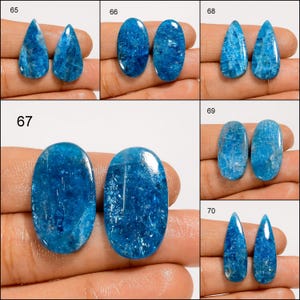Puede incluir: Una colecci&oacute;n de piedras preciosas de apatita azul pulidas en varias formas, incluyendo l&aacute;grimas, &oacute;valos y formas alargadas. Las piedras exhiben un color azul vibrante y transl&uacute;cido con vetas internas, para joyer&iacute;a o coleccionismo.