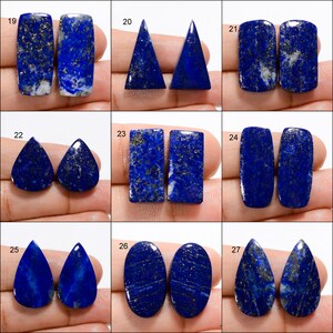 Op de afbeelding: Set van 9 paar Lapis Lazuli cabochons in verschillende vormen en maten, waaronder rechthoek, driehoek, peer en ovaal. De stenen zijn diepblauw met gouden vlekken.