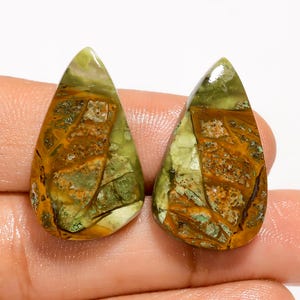 Coppia di opali verdi cabochon lisci e lucidati su entrambi i lati, coppia di opali verdi, dimensioni 26X16X4 mm, coppia verde