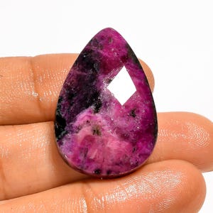 Naturlig rubin, zoisitkristall, rosa slipad rubin, 30x20x6 mm, storlek: rubin, polerad på båda sidor, platt baksida