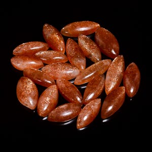 Natuurlijke zonnesteen cabochon partij 20 stuks glanzende zonnesteen kristal partij 20 x 9 27 x 7 mm grootte blikkerige oranje zonnesteen (steen als foto