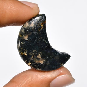 Pietra preziosa naturale in agata muschiata a forma di mezzaluna, taglio cabochon, peso 26 carati, dimensioni 29X20X6 mm.