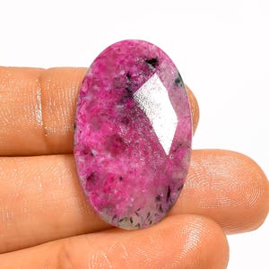 Naturlig rubin, zoisitkristall, rosa slipad rubin, 30 x 18 x 4 mm, storlek: rubin, polerad på båda sidor, platt baksida