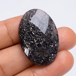 Natuurlijke zwarte zonnesteen Glanzend zwarte gefacetteerde zonnesteen platte achterkant gepolijste zwarte steen 30 x 20 x 5 mm grootte gefacetteerde zonnesteen