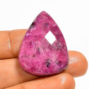 Naturlig rubin, zoisitkristall, rosa slipad rubin, 32 x 24 x 7 mm, storlek: rubin, polerad på båda sidor, platt baksida