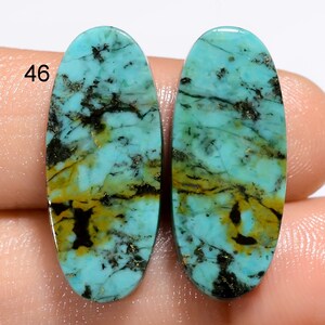 Paire de turquoises naturelles Paire de turquoises cabochons Paire de pierres turquoises polies des deux côtés en cristal