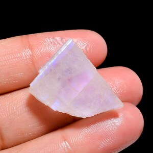 Pietra di luna arcobaleno naturale, grezza, lucidata, sciolta, peso 26 carati, dimensioni 26X19X8 mm.
