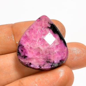 Naturlig rubin, zoisitkristall, rosa slipad rubin, 26 x 23 x 8 mm, storlek: rubin, polerad på båda sidor, platt baksida