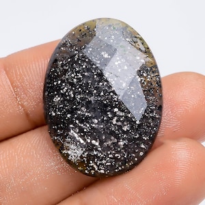 Natuurlijke zwarte zonnesteen Glanzend zwarte gefacetteerde zonnesteen platte achterkant gepolijste zwarte steen 28 x 20 x 4 mm grootte gefacetteerde zonnesteen