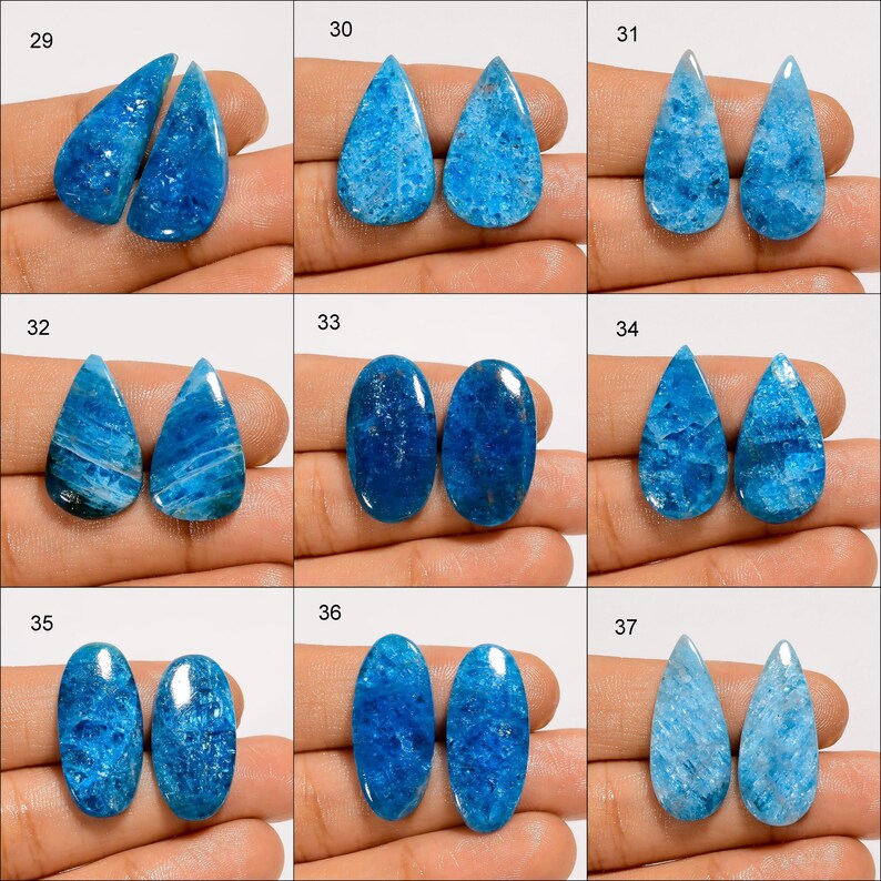 Puede incluir: Una colecci&oacute;n de pares de piedras preciosas azules en varias formas, incluyendo l&aacute;grimas y &oacute;valos. Las piedras preciosas tienen una apariencia texturizada y se muestran sobre un fondo neutro.