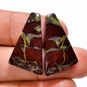 Par de pedras preciosas de jaspe dragão natural vermelho verde par de pedras de jaspe dragão cabochão par de brincos de pedra polida de ambos os lados vermelho verde
