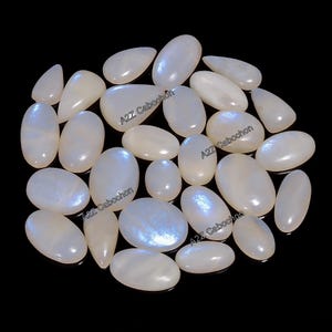 Cabochão de pedra lunar natural Belomorita Lote de cristal de pedra lunar Belomorita Lote de atacado Mistura de formas Tamanho Pedra da lua Tamanho do lote 15-40 mm