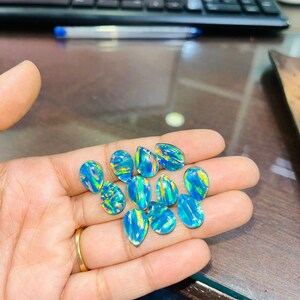 Anello con retro piatto in opale Aurora a forma di cabochon con goccia multi fuoco, 13 x 9 mm, misura opale