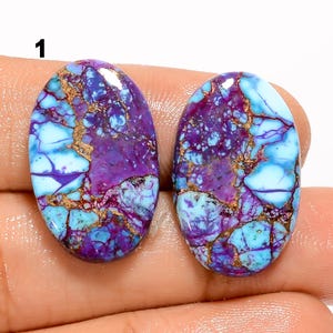 Coppia di turchesi viola Mohave in bronzo e pietra turchese lucidata su entrambi i lati e con retro piatto. Coppia di turchesi viola Mohave.