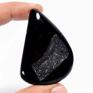 Natuurlijke zwarte onyx diamant Druzy ongelijke vorm zwarte kristal zwarte glanzende onyx steen 54 x 37 x 7 mm grootte 123 karaat grote steen
