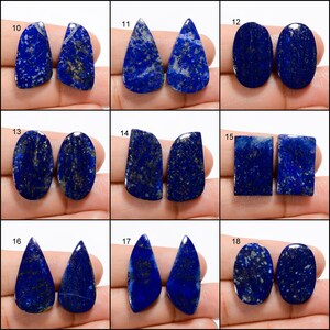Op de afbeelding: Een set van 18 paar lapis lazuli cabochons in verschillende vormen en maten. De cabochons zijn diepblauw van kleur met gouden vlekken.