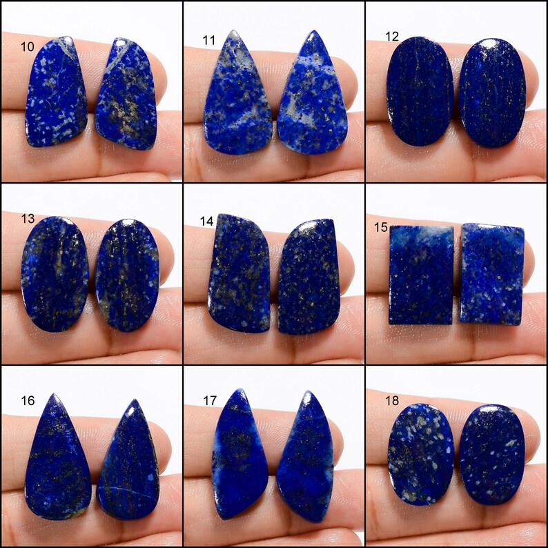 Op de afbeelding: Een set van 18 paar lapis lazuli cabochons in verschillende vormen en maten. De cabochons zijn diepblauw van kleur met gouden vlekken.