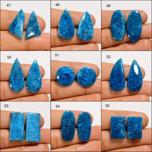 Puede incluir: Una colecci&oacute;n de piedras preciosas de apatita azul en varias formas, incluyendo tri&aacute;ngulos, gotas, &oacute;valos y rect&aacute;ngulos. Las piedras son de un color azul vibrante con texturas internas visibles. Cada par se muestra sobre un fondo neutro.