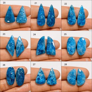 Puede incluir: Una colecci&oacute;n de piedras preciosas de apatita azul en varias formas, incluyendo cortes de l&aacute;grima, ovalados y triangulares. Las piedras tienen una calidad transl&uacute;cida con patrones e inclusiones internas visibles. Las piedras preciosas se muestran sobre un fondo neutro.