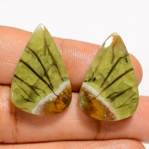 Coppia di opali verdi cabochon lisci e lucidati su entrambi i lati, coppia di opali verdi, dimensioni 25X17X4 mm, coppia verde