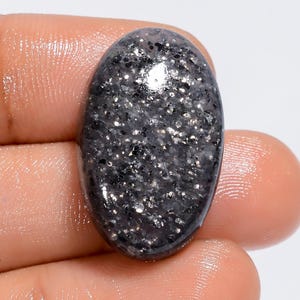 Natuurlijke zwarte zonnesteen Glanzend zwarte zonnesteen platte achterkant gepolijste zwarte steen, maat 25 x 15 x 6 mm zwarte zonnesteen