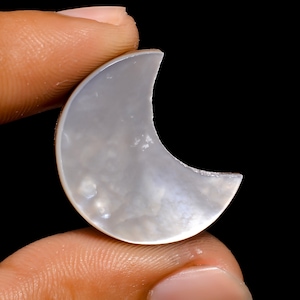 Cabochon en forme de croissant de lune en nacre, 14 carats, dimensions 25 x 20 x 4 mm.