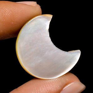 Cabochon en forme de croissant de lune en nacre, poids de 15 carats, dimension 23 x 20 x 5 mm.