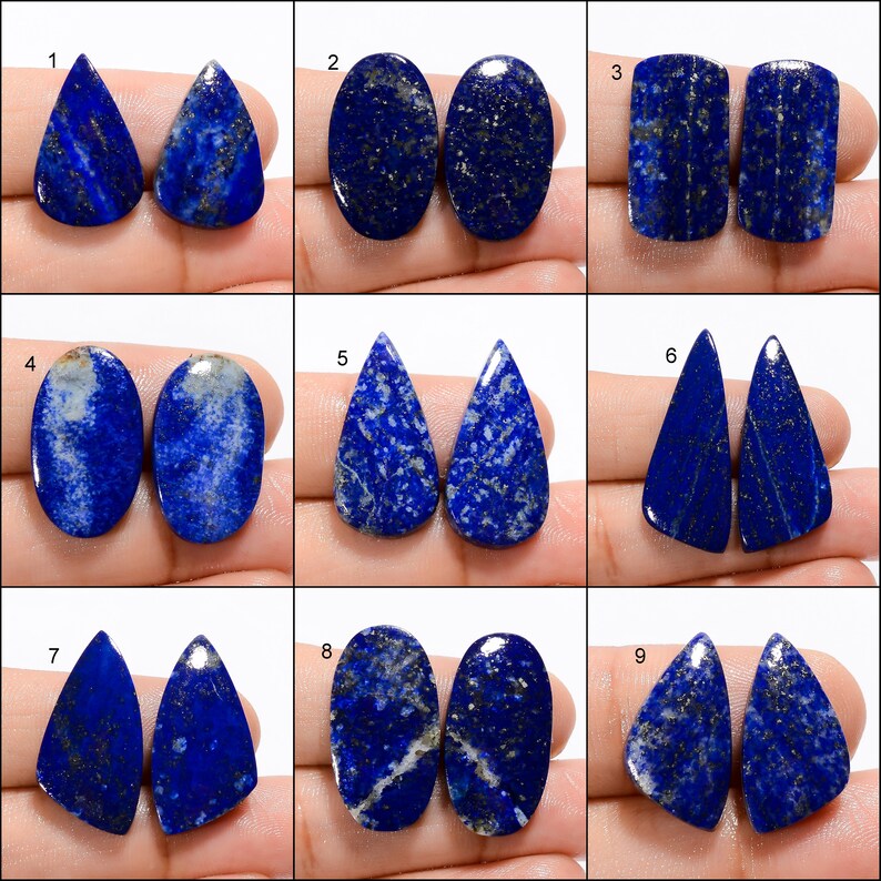 Op de afbeelding: Negen paar blauwe lapis lazuli cabochons, elk paar heeft een andere vorm en maat. De cabochons zijn in een rasterpatroon op een witte achtergrond geplaatst.
