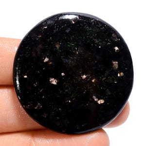 Cristallo di nuummite naturale con lampi di colore, pietra preziosa di nuummite dorata di qualità superiore, rari cabochon di nuummite (pietra come da immagine)