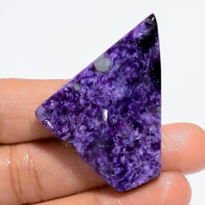 Natuurlijke charoiet cabochon paarse wagenkristal platte achterkant beide zijden hooggepolijst charoiet 46 x 32 x 5 mm