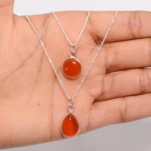 Collar con colgante de cornalina de plata de ley 925, 2,5 cm de largo, con cadena de 40,6 + 5 cm, ligero y color naranja.