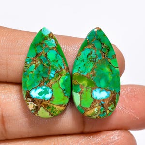 Paire de pierres turquoises vertes naturelles des deux côtés. Paire de pierres turquoises taille 25 x 13 x 4 mm