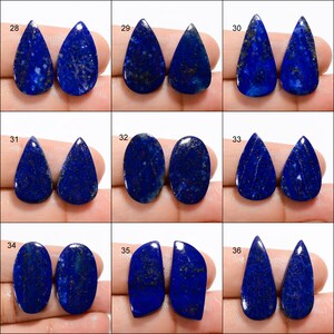 Op de afbeelding: Een set van 10 paar Lapis Lazuli cabochons in verschillende vormen en maten. De cabochons zijn diepblauw van kleur met gouden vlekken. De cabochons zijn gerangschikt in rijen van twee, waarbij elke rij is genummerd van 28 tot 36.