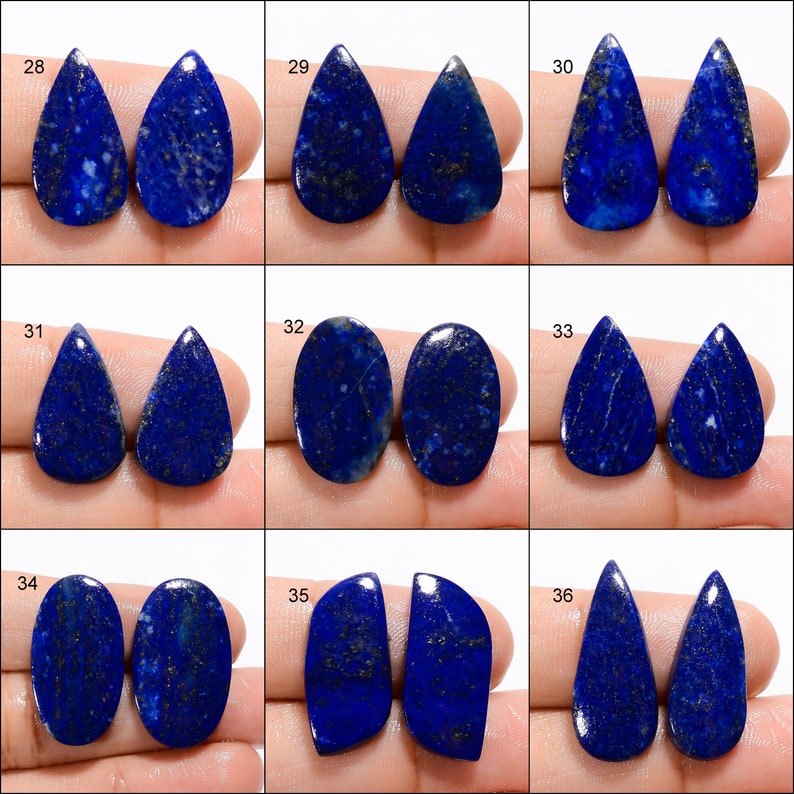 Op de afbeelding: Een set van 10 paar Lapis Lazuli cabochons in verschillende vormen en maten. De cabochons zijn diepblauw van kleur met gouden vlekken. De cabochons zijn gerangschikt in rijen van twee, waarbij elke rij is genummerd van 28 tot 36.