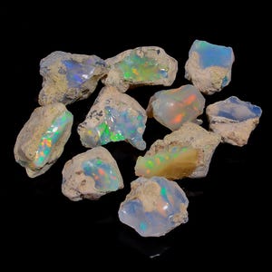 10 Stück Äthiopische Opal Kristall rau Feuer Äthiopischer Rohstein 10X8 19 x 9 mm Größe Äthiopischer Opal 10 Stück Lot (Wie Bild