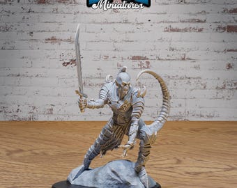 Può includere: Una figura in miniatura grigia e dettagliata di una creatura umanoide con una coda e una spada. La figura è in piedi su una base di roccia grigia. La base ha un diametro di 25,5 mm. La figura fa parte della linea Epic Miniatures.