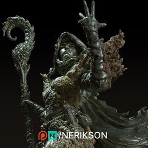 Könnte beinhalten: Detaillierte Skulptur einer bekleideten Figur mit Stab, die eine behandschuhte Hand hebt. Die Figur hat eine Kapuze und einen Umhang, mit komplizierten Texturen und einem dunklen, metallischen Finish. Fantasy-Thema.