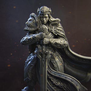 Könnte beinhalten: Detaillierte Statue einer Kriegerin in kunstvoller Rüstung, die ein Schwert hält. Die Figur trägt eine Krone und einen Umhang, mit einem Löwenkopf auf der Schulterrüstung. Die Statue hat eine dunkle Metallfarbe mit aufwendigen Schnitzereien.