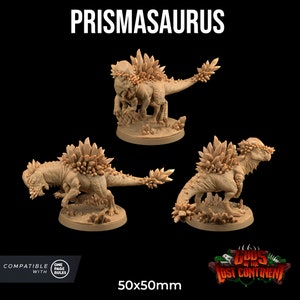 Peut inclure: Trois figurines de dinosaures miniatures en plastique avec une texture cristalline. Les dinosaures sont peints en brun clair et sont debout sur une base circulaire. La base est également peinte en brun clair. Les dinosaures mesurent 50 mm x 50 mm. L'image comprend le texte "Prismasaurus" et "Gods of the Lost Continent".