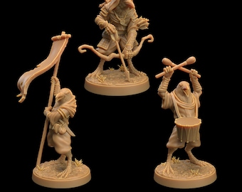 Puede incluir: Tres figuras en miniatura de criaturas con forma de ave en varias poses. Una figura sostiene una bandera, otra un arco y flechas, y la tercera un tambor y baquetas. Todas las figuras son de color beige y están sobre bases circulares sobre un fondo negro.